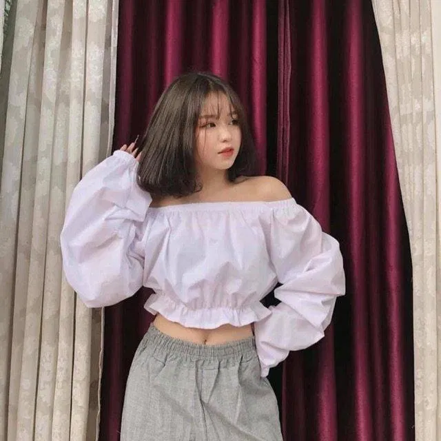 áo trễ vai tay bồng trắng. (nguồn ảnh: internet) áo trễ vai tay bồng trắng. (nguồn ảnh: internet)