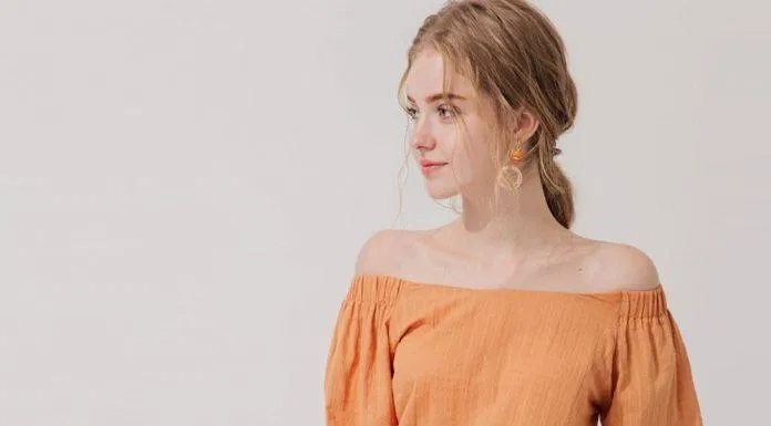 áo trễ vai tay bồng phối chân váy jean. (nguồn ảnh: internet.) áo trễ vai tay bồng phối chân váy jean. (nguồn ảnh: internet.)