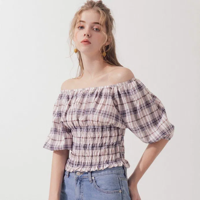 áo trễ vai kẻ sọc caro tay bồng không kém phần cá tính và sang chảnh đâu nha. (nguồn ảnh: internet.) áo trễ vai kẻ sọc caro tay bồng không kém phần cá tính và sang chảnh đâu nha. (nguồn ảnh: internet.)