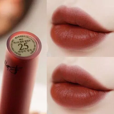 Sắc son đỏ gạch có chút nâu ẩn mình này cực kỳ dễ dùng và siêu đẹp cho một mùa yêu sắp về, còn chần chừ gì mà không mau sở hữu màu son này cho Valentine năm nay nhỉ (nguồn: Internet).