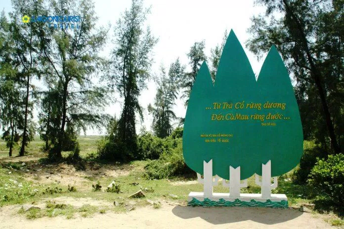 Bức phù điêu cùng dòng thơ Tố Hữu Bức phù điêu cùng dòng thơ Tố Hữu