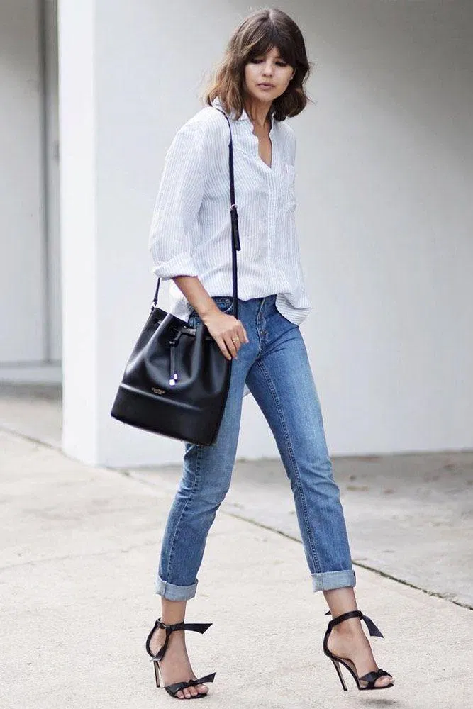 Set đồ cơ bản sơ mi trắng và quần jeans trở nên nổi bật hơn nhờ chiếc túi bucket bằng da đơn giản nhưng tinh tế bucket bag