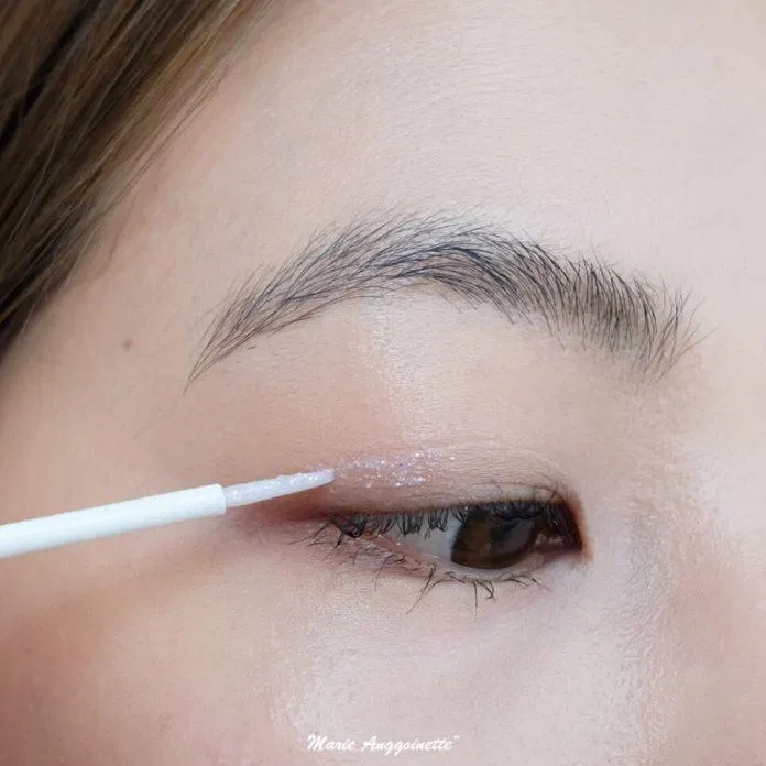 Nhẹ nhàng đưa cọ xuôi theo đường viền mắt Nhẹ nhàng đưa cọ xuôi theo đường viền mắt (Ảnh: Internet)