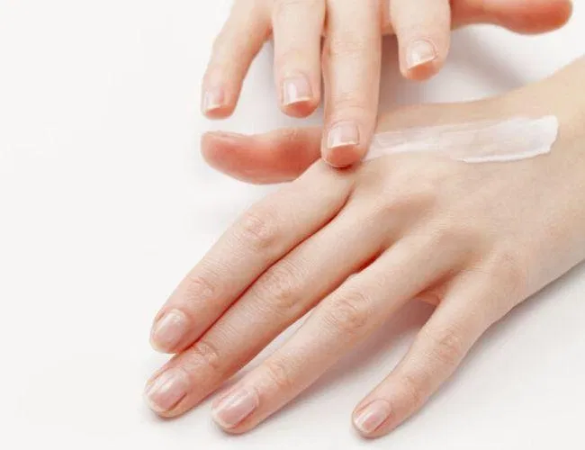 Lấy một lượng kem vừa đủ và massage nhẹ nhàng giúp dưỡng chất thấm đều vào da Lấy một lượng kem vừa đủ và massage nhẹ nhàng giúp dưỡng chất thấm đều vào da (Ảnh: Internet)