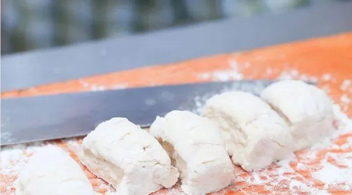 Chia bột thành khoảng 20 phần bằng nhau cắt bột
