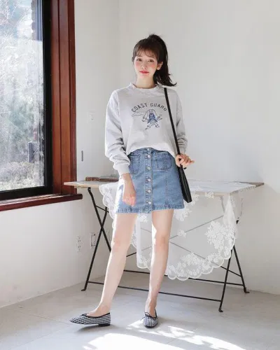chân váy jean phối áo sweater xám (nguồn ảnh: internet.) chân váy jean phối áo sweater xám (nguồn ảnh: internet.)