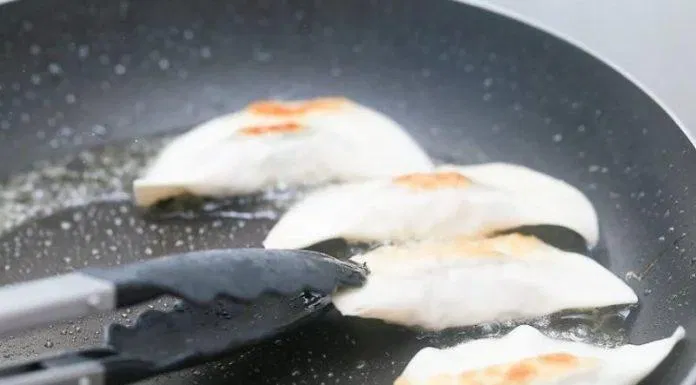 Chiên hai mặt há cảo đến khi chuyển màu vàng nâu chiên há cảo