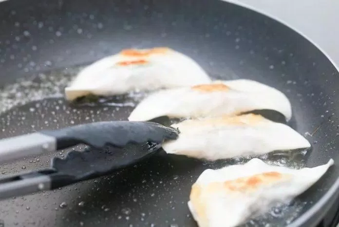 Chiên hai mặt há cảo đến khi chuyển màu vàng nâu chiên há cảo