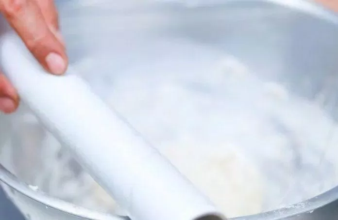 Để bột nghỉ trong khoảng 10 phút cho bột nghỉ