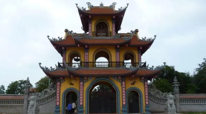 Phía ngoài cổng chùa Vạn Linh Khánh Phía ngoài cổng chùa Vạn Linh Khánh