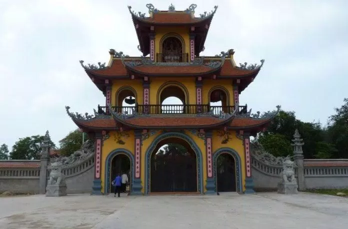 Phía ngoài cổng chùa Vạn Linh Khánh Phía ngoài cổng chùa Vạn Linh Khánh