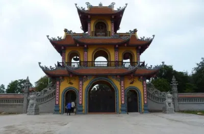 Phía ngoài cổng chùa Vạn Linh Khánh Phía ngoài cổng chùa Vạn Linh Khánh