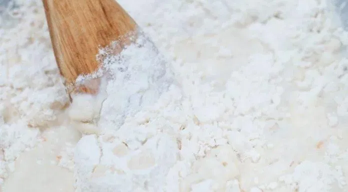 Chuẩn bị bột mì để làm vỏ bánh chuẩn bị bột