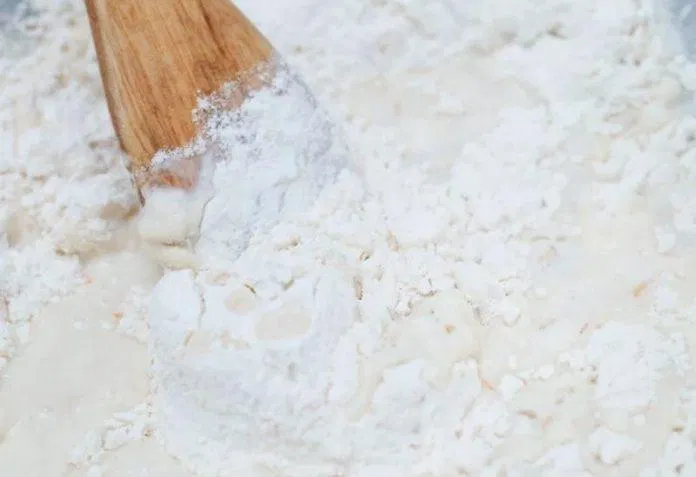 Chuẩn bị bột mì để làm vỏ bánh chuẩn bị bột