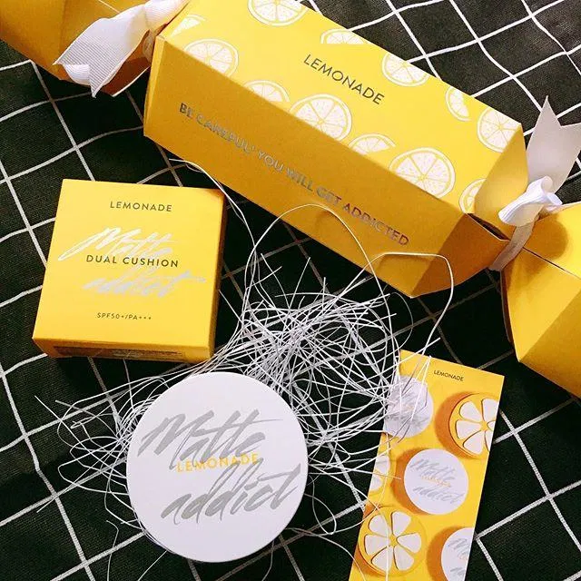 Cushion Lemonade Matte Addict Dual được để trong một hộp giấy hình viên kẹo màu vàng ươm xinh xắn (Ảnh: Internet)