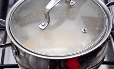 Đậy nắp nồi tránh khi bắp nở sẽ văng ra ngoài Đậy nắp nồi tránh khi bắp nở sẽ văng ra ngoài (Ảnh: Internet)