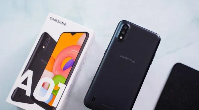 Mặt lưng của A01 giảm được tình trạng bám dấu vân tay. Ảnh: internet