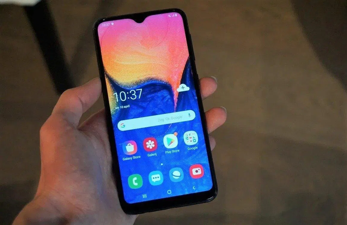 Galaxy A01 chỉ có viên pin 3000 mAh nhưng như vậy đã đủ dùng rồi. Ảnh: internet