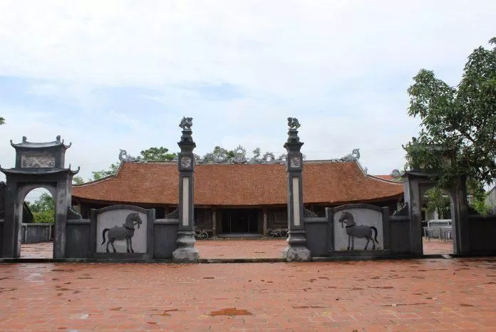Toàn cảnh bên ngoài đình Trà Cổ