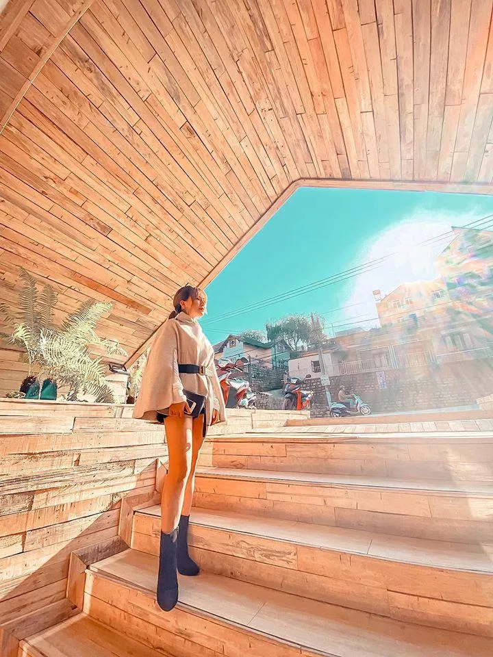 Bậc thềm với tone màu gỗ trầm cực bắt mắt nhé (Ảnh: Fanpage Dalat Mountain View)