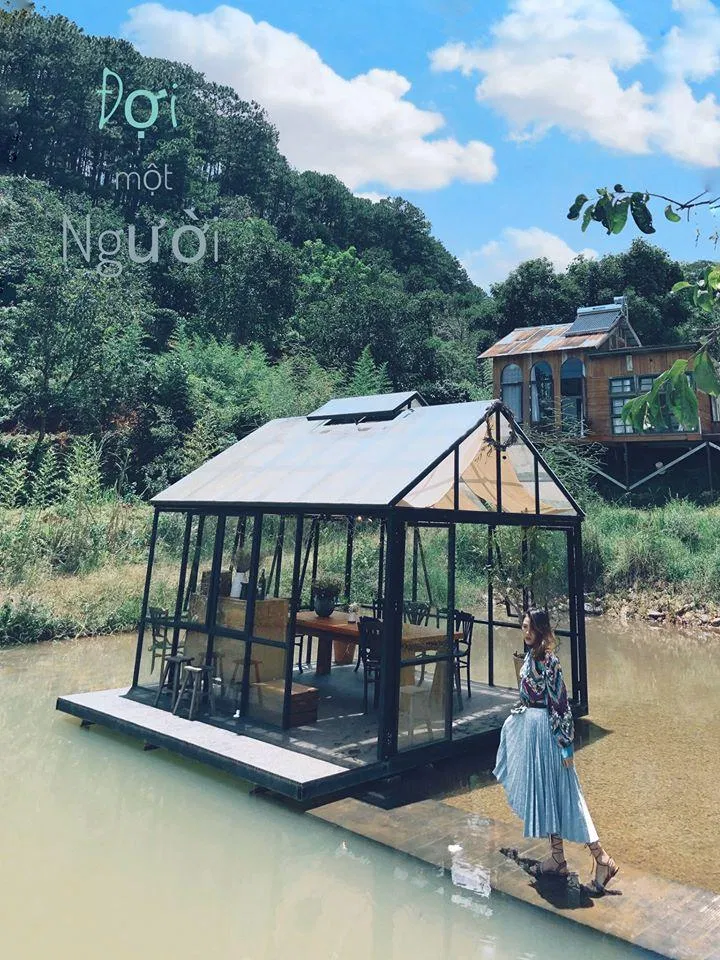 Không gian nhà kính giữa lòng sông nước, các bạn trẻ thi nhau chek in ầm ầm (Ảnh: BlogAnChoi)