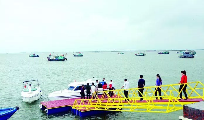 Du khách xuống tàu tham quan đảo Vĩnh Thực