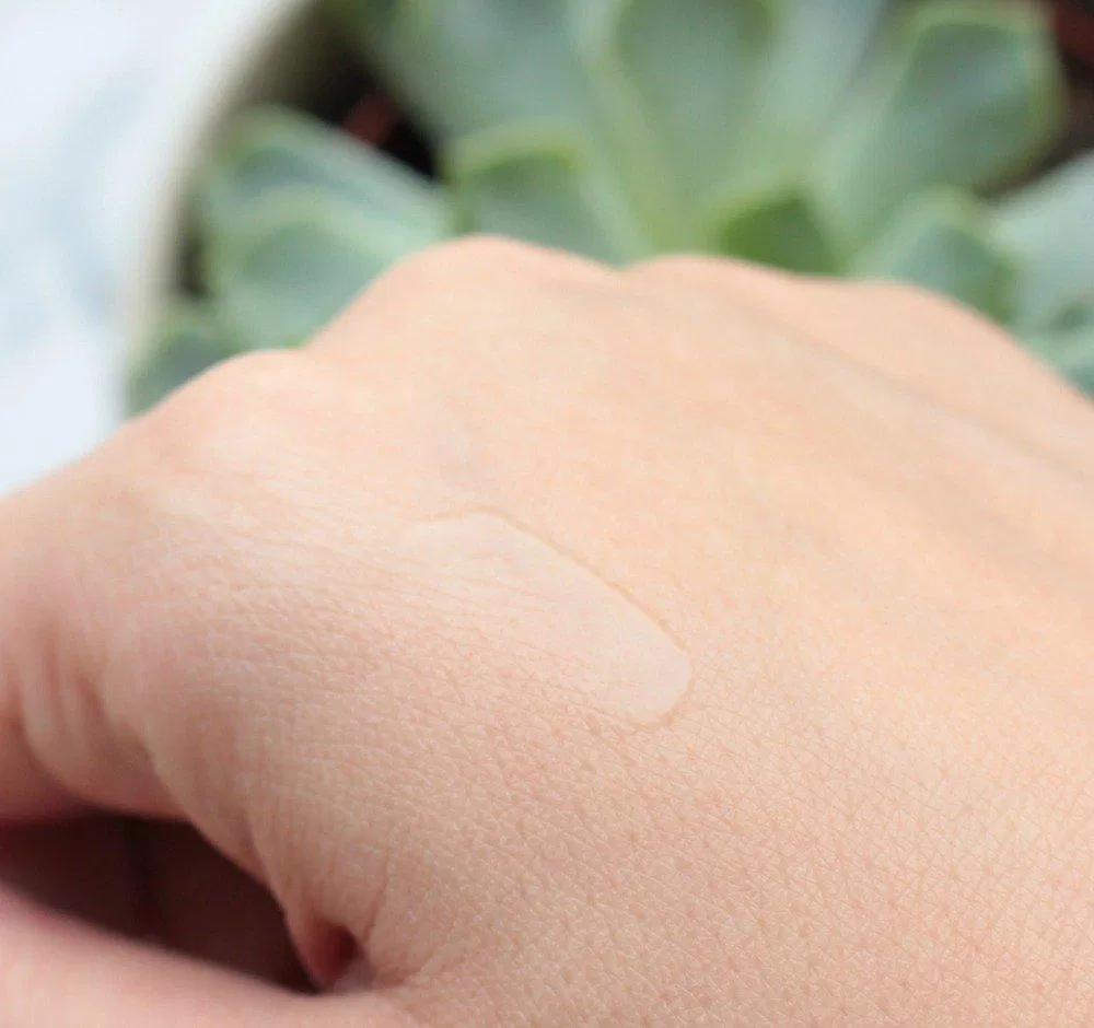 Thoa đều đặn The Body Shop Tea Tree Targeted Gel mỗi ngày sẽ giúp làm dịu các vết thâm mụn gel trị thâm mụn the body shop