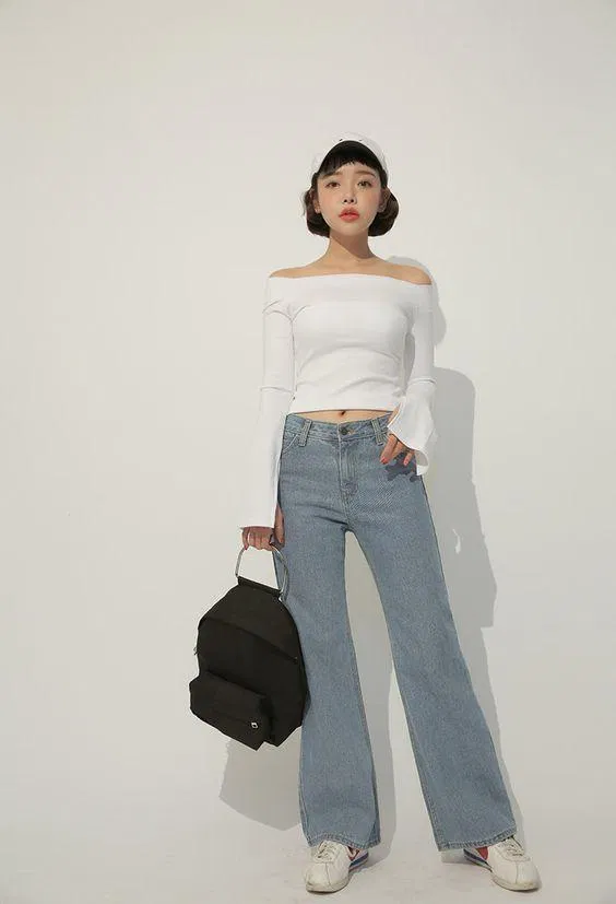 áo trễ vai phối quần jean ống rộng. (nguồn ảnh: internet.) áo trễ vai phối quần jean ống rộng. (nguồn ảnh: internet.)