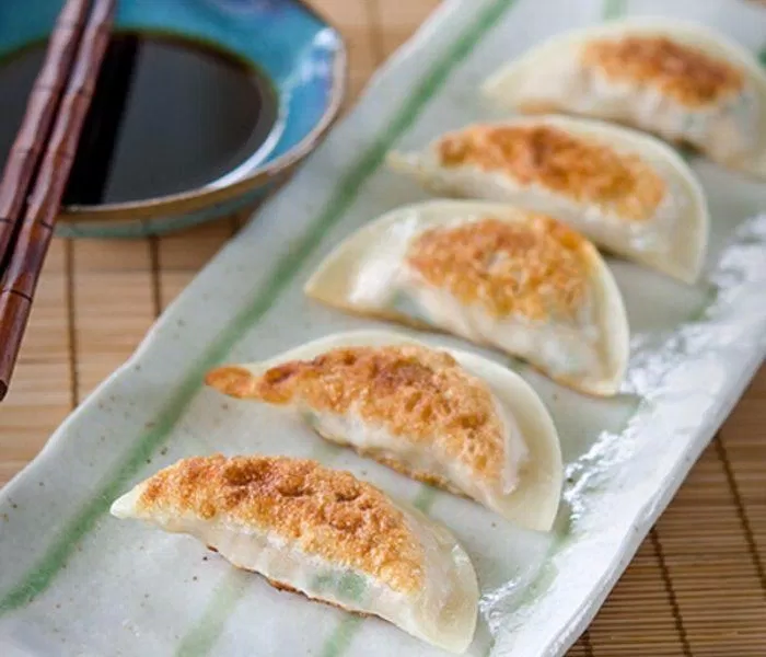 Bạn có thể thoải mái lựa chọn loại nước chấm ưa thích để ăn kèm há cảo chiên giòn