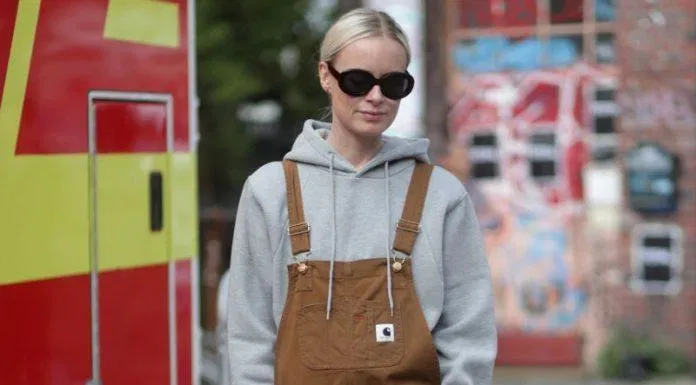 Áo hoodie xám mix quần yếm nâu. (nguồn ảnh: internet) Áo hoodie xám mix quần yếm nâu. (nguồn ảnh: internet)