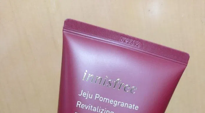sữa rửa mặt ngăn ngừa lão hóa da Innisfree Jeju Pomegranate Revitalizing Foam Cleanser (ảnh: BlogAnChoi)