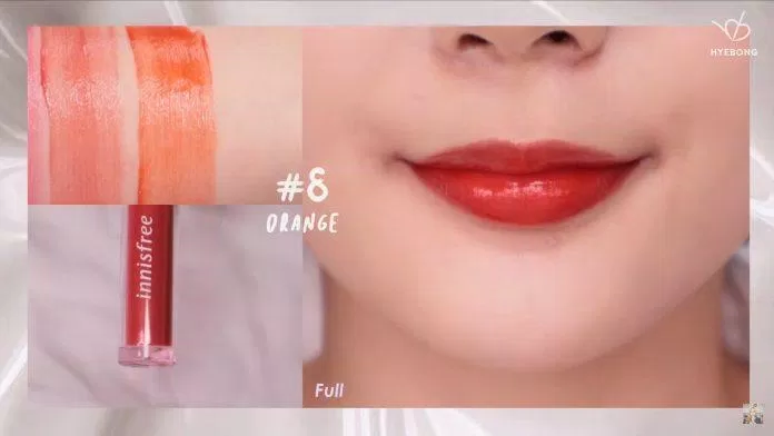 Ryškiai oranžinė spalva padeda jos veidui spindėti, spindėti.  (šaltinis: internetas)