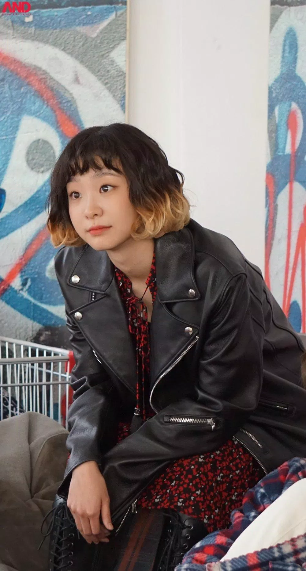 Cùng mái tóc nhuộm ombre vàng càng tô đậm vẻ cá tính của cô jo yi seo