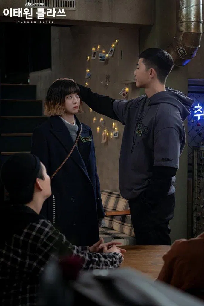 Trong phim nhất là khi đứng cạnh Park Seo Joon nhìn cô có vẻ "be bé" jo yi seo