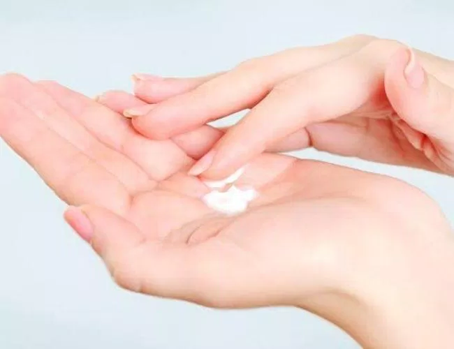 Kem dưỡng da tay DHC Olive Hand Cream với chất kem đặc màu trắng có hiệu quả dưỡng ẩm cao (Ảnh: Internet)