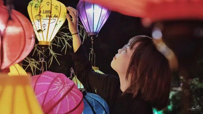 Khách hàng chụp ảnh cùng đèn lồng (Nguồn ảnh: Fanpage A Little Hội An)