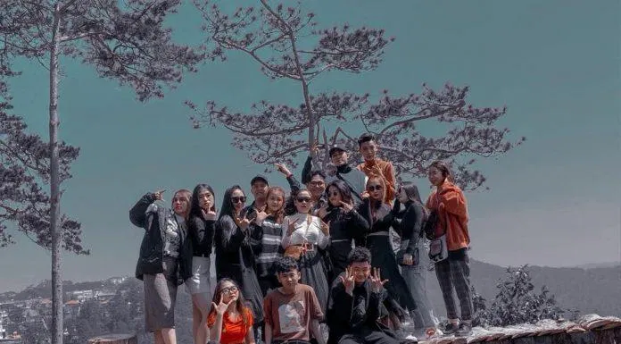 Chiếu cầu thần thánh là tổ hợp chụp ảnh của hội bạn thân (Ảnh: Fanpage Bohem)