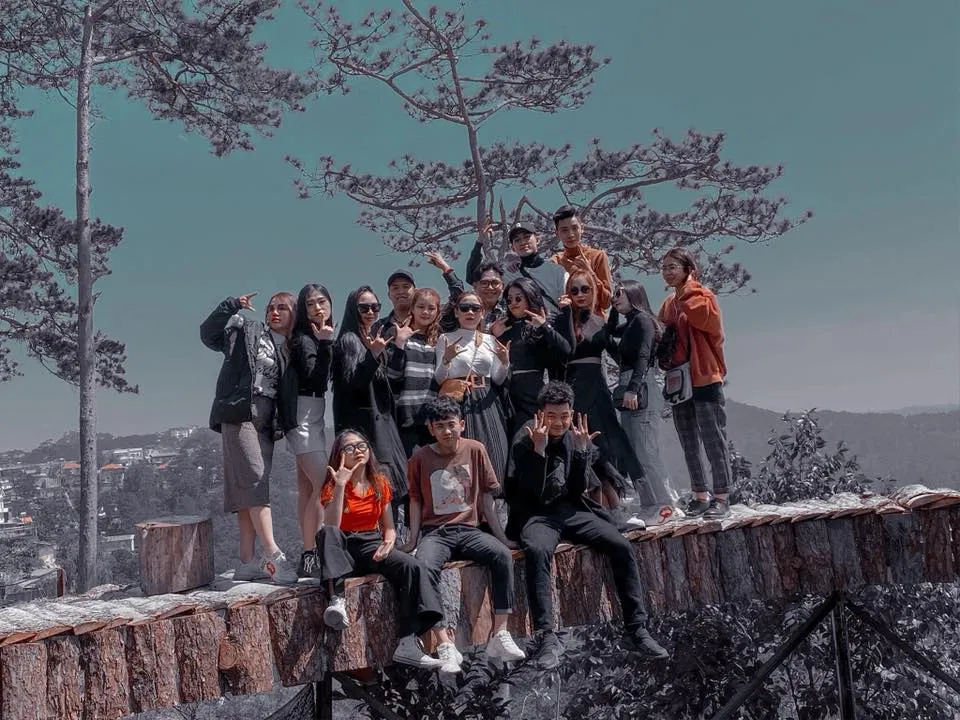 Chiếu cầu thần thánh là tổ hợp chụp ảnh của hội bạn thân (Ảnh: Fanpage Bohem)