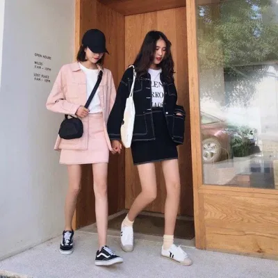 Set áo khoác kaki và chân váy hồng, đen. (nguồn ảnh: internet) Set áo khoác kaki và chân váy hồng, đen. (nguồn ảnh: internet)