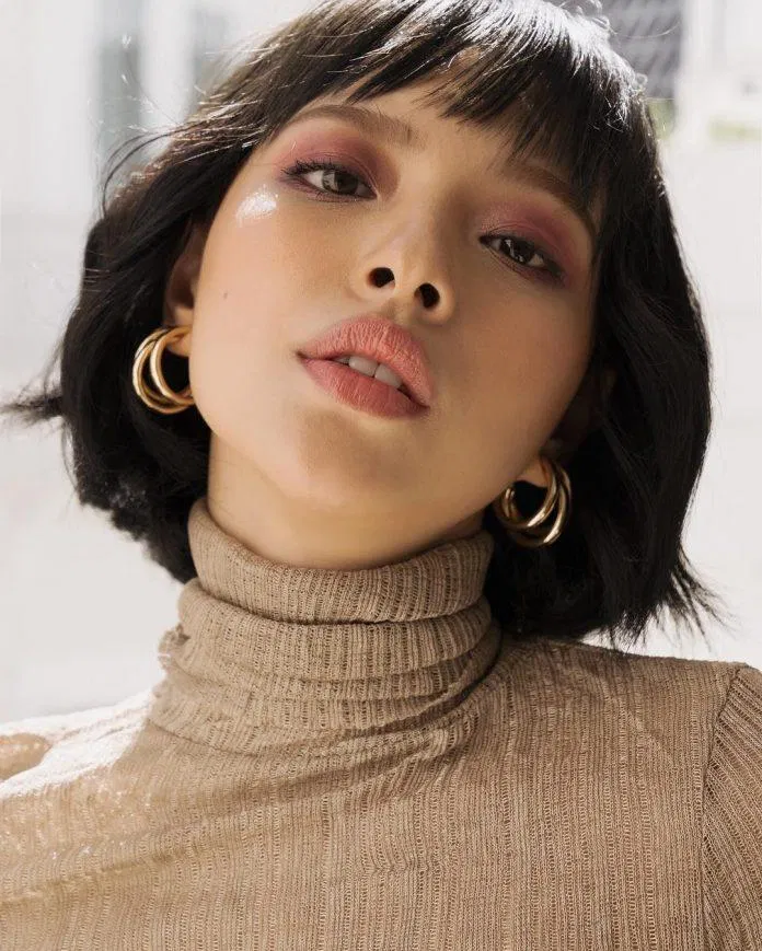 Châu Bùi cá tính và nổi bật với khuyên tai tròn lạ mắt trong shoot hình thời trang khuyên tai tròn