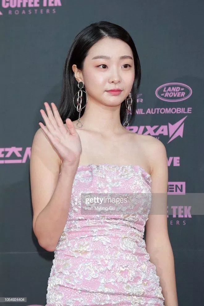 Cho dù là đời thường hay đi dự sự kiện, lễ trao giải thì cô vẫn luôn trung thành với phong cách thời trang ngọt ngào, nhẹ nhàng, đằm thắm kim da mi