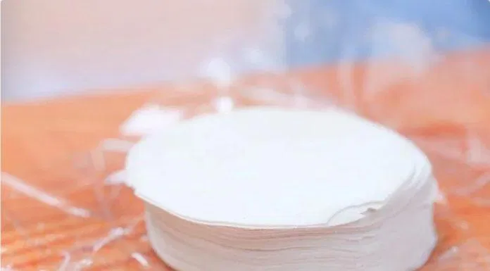 Cán bột thành những miếng tròn có đường kính khoảng 7.5 cm làm vỏ há cảo