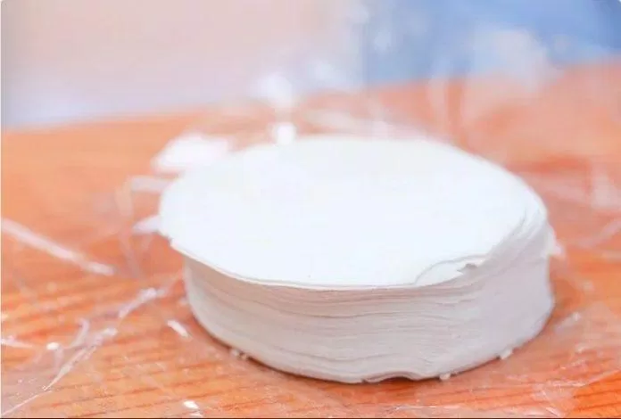 Cán bột thành những miếng tròn có đường kính khoảng 7.5 cm làm vỏ há cảo