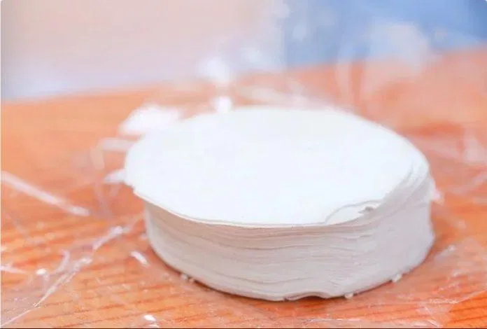 Cán bột thành những miếng tròn có đường kính khoảng 7.5 cm làm vỏ há cảo