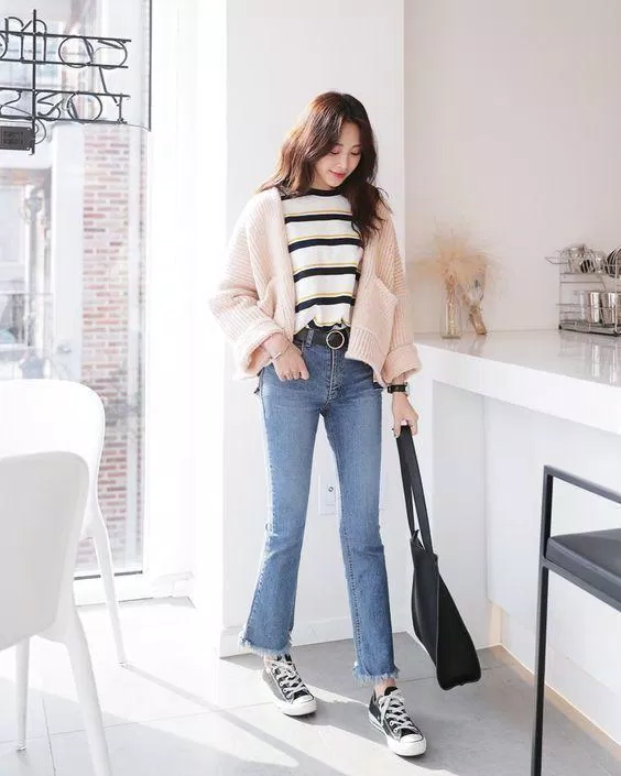 áo khoác cardigan phối áo phông kẻ sọc và quần jean ống loe (nguồn ảnh: internet.)