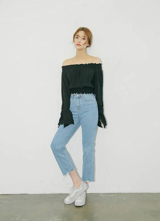 áo trễ vai đen phối quần jean. (nguồn ảnh: internet.) áo trễ vai đen phối quần jean. (nguồn ảnh: internet.)