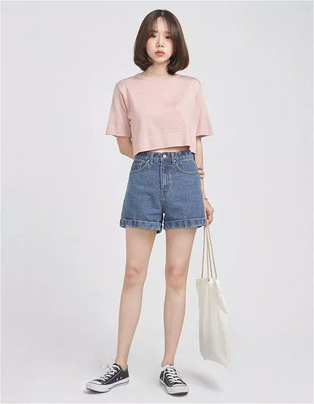 áo thun hồng pastel phối quần jean. (nguồn ảnh: internet.)