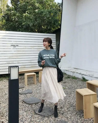 áo sweater phối chân váy. (nguồn ảnh: internet). áo sweater phối chân váy. (nguồn ảnh: internet).