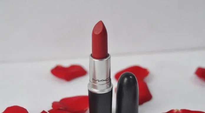 Thỏi son huyền thoại MAC Ruby Woo là thỏi son bất diệt mọi thời đại, sắc đỏ kiêu kỳ này cũng cực kỳ phù hợp cho một dịp như Valentine (nguồn: Internet).