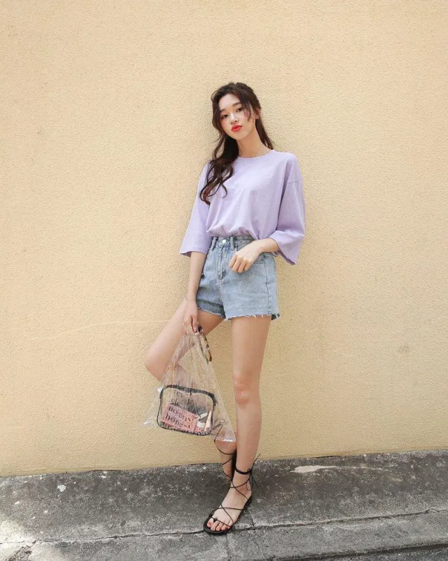 áo thun trơn tím pastel phối quần jean. (nguồn ảnh: internet.) áo thun trơn tím pastel phối quần jean. (nguồn ảnh: internet.)